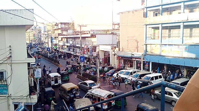 সিলেট শহরের ফুটপাত দখলে, যানজট চরমে